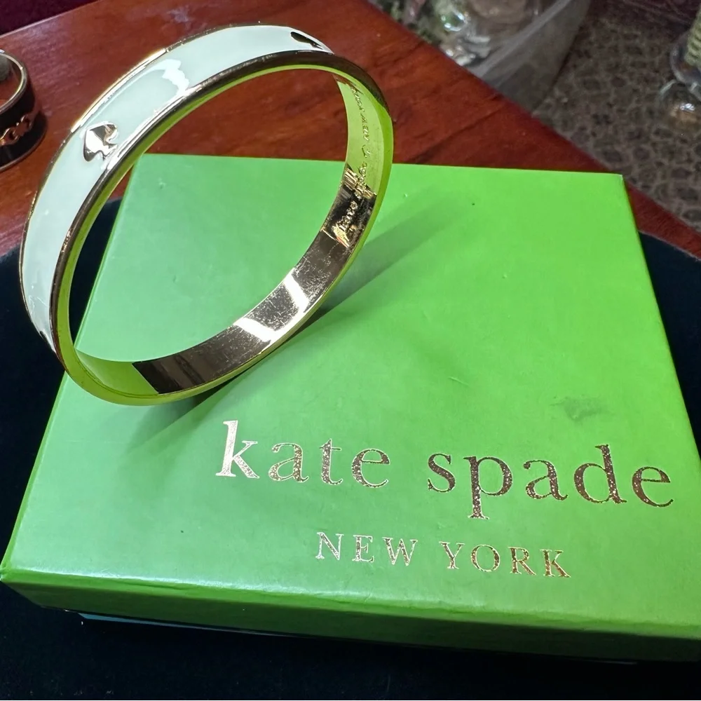 Kate Spade - "Spot the Spade" Bracelet, cream enamel and gold - Picture 2 of 6